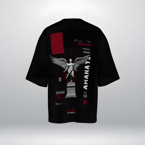 Camiseta negra oversize con estampado trasero de un ángel blanco alado sobre pedestal, rodeado de elementos gráficos rojos y grises, con la palabra Amanaye en vertical.