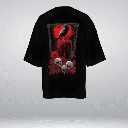 Camiseta oversize gris con estampado trasero oscuro: un cuervo sobre un tronco sangrante, calaveras y flores rojas bajo una luna llena carmesí.